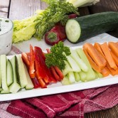 Um snack saudável e colorido: vegetais crus