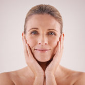 Segredos para redensificar a pele depois da menopausa