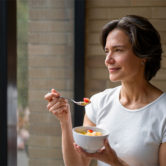 As vitaminas que a vão ajudar a aliviar os efeitos da menopausa