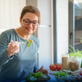 Dieta na menopausa: os alimentos que a vão ajudar a sentir-se melhor diariamente