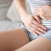 Dor nos ovários e gases na menopausa: descubra como combater a dança hormonal