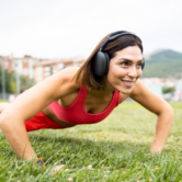 Práticos, gratuitos e para todos os níveis: Por que os exercícios de calistenia são aliados da mulher na pré-menopausa