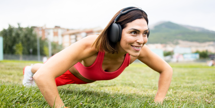 Práticos, gratuitos e para todos os níveis: Por que os exercícios de calistenia são aliados da mulher na pré-menopausa